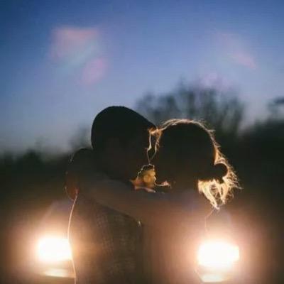 Eramos solo dos personas que jugaban a quererse y ese mismo amor los consumio. sigueme