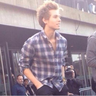 please follow @stressed5sos !! she follows back 100%