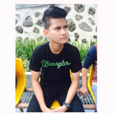 Football Player-Seorang anak dari 4 bersaudara berasal dari keluarga sederhana yang lagi mencari masa depan yang buat sukses dan derajat keluarganya naik lagi.