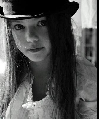 [12]. || Hija de Paylor y Gale. || Quiero mucho a mis hermanos. || Moci. || Kira; mi gatito. || Me gusta leer.