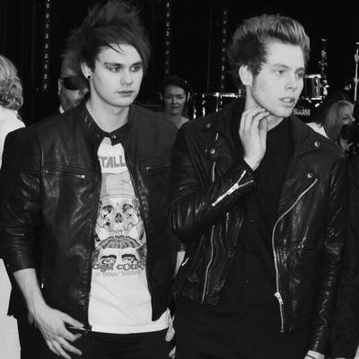 follow @5sosfamsmile i love you all x