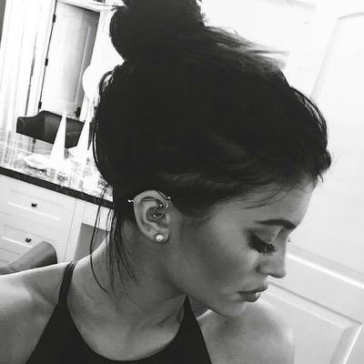 hey babe! please follow @salutebabe because she just gave you a free follow! you don't have to follow this acc back ♡