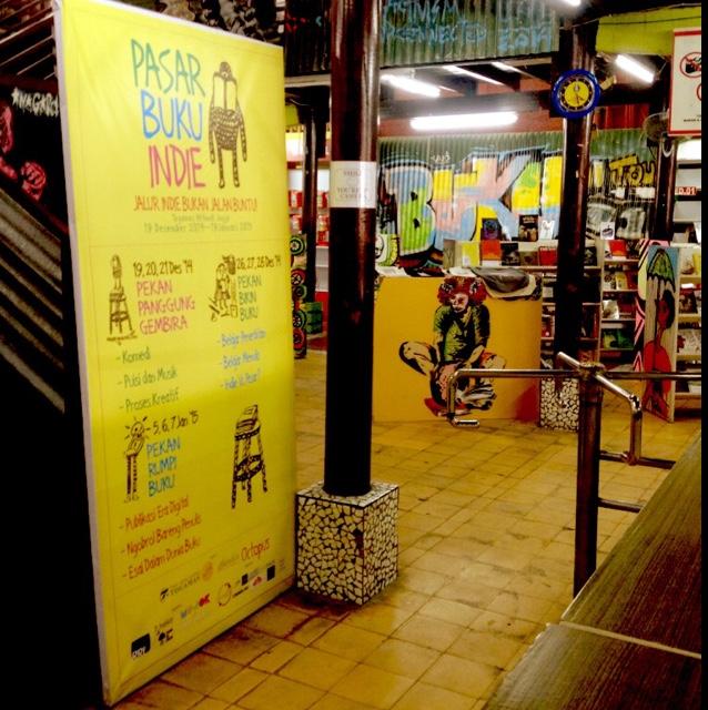 Tempat penerbit Indienesia bakulan buku, bergembira dan mengedukasi pembaca serta penulis. #PasarBukuIndie | surel: pasarbukuindie@gmail.com