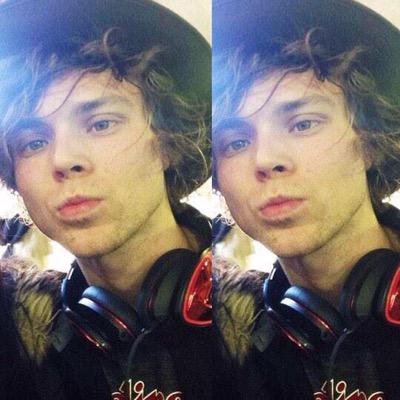 hello lovely! this is a FREE follow, but it'd mean a lot if you retweeted the link below. Stay rad!! xx