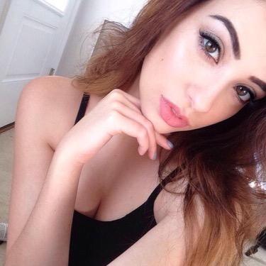 i kinda look exactly like the alien emoji.