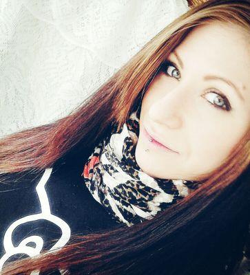 Estudiante de educación social.                            Live like you're gonna die young.