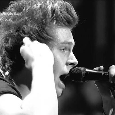 go follow @Narrys_Cookie she follows back!!