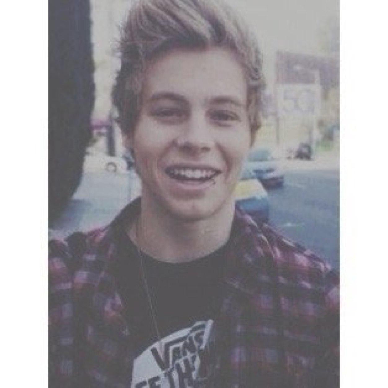 I know what you're trying to say but Luke Hemmings