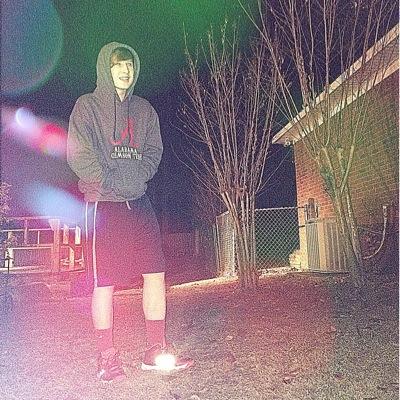 hardtoguard22's profile picture. I am 16 single I hoop for Bryant
