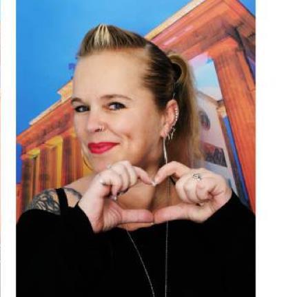 Ik : blond, (soms blont), lezen, lezen en....lezen ja, pc, avontuur, humor, het leven is een feest!