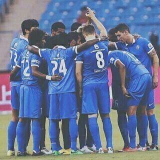 ترونه آلهلال وانا ارآه الحيآه.