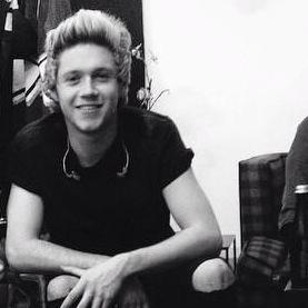 follow @dreamdazedliz bc she gave you this follow :)