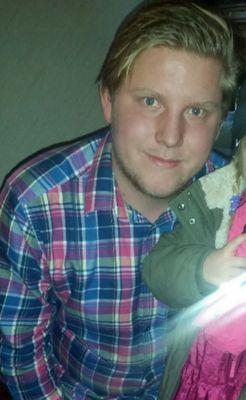 26åring som är ordförande i SMK Nyköping och för ungdomsgruppen i svenskabilsport förbundet.  Umgås mycket med vänner och familj.