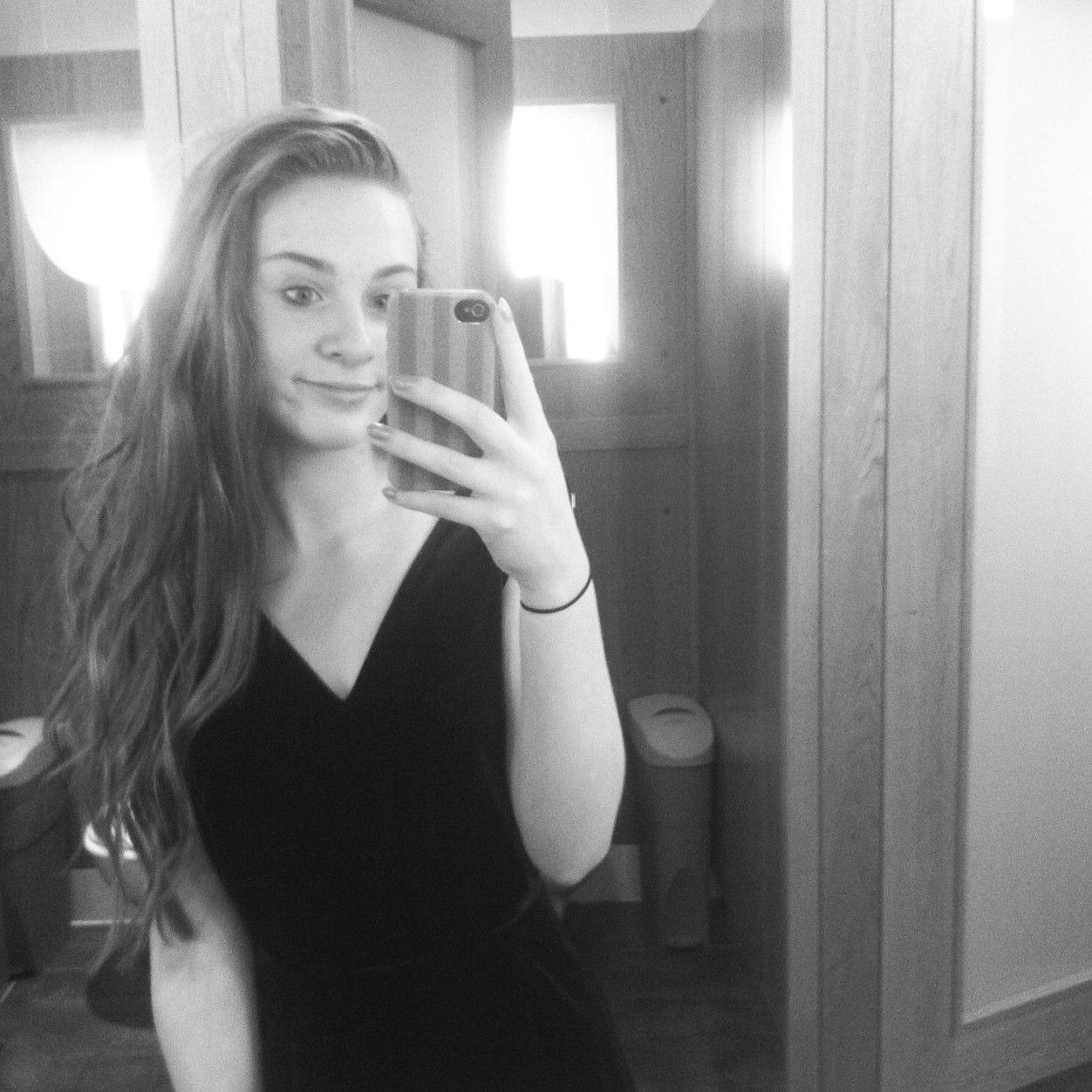 hol_lolx's profile picture. 