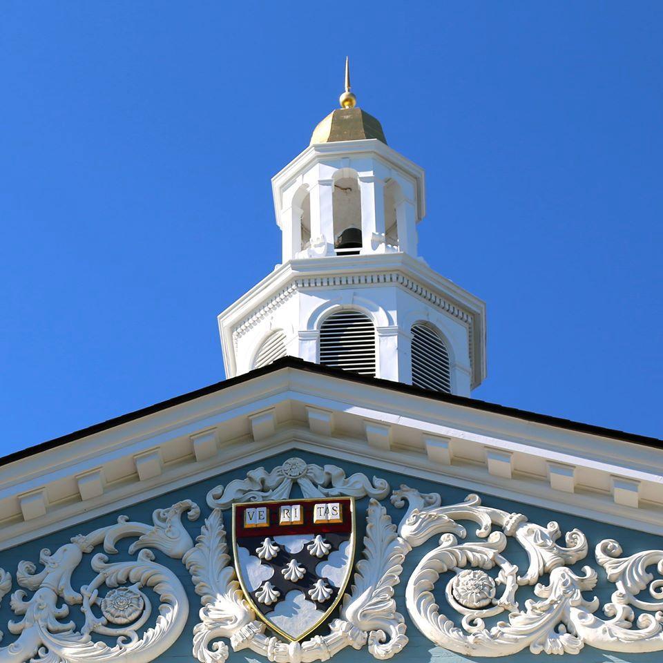 ハーバード経営大学院（Harvard Business School）卒業。
