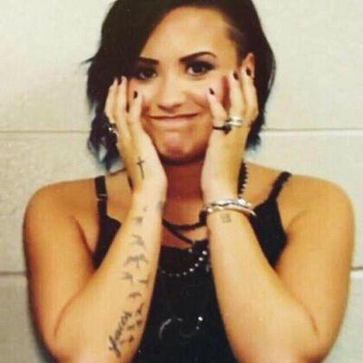 Holà ! Please follow @mixerdemetria bcs she gave you this free follow ⭐Stay Strong ✌