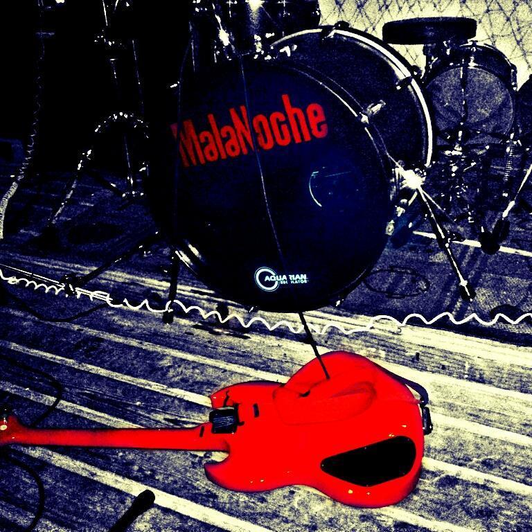 MALANOCHE somos:FRAN,voz/guitarra MARIAN,guitarra EDER,bajo GORKA,batera
Discos:
Rompiendo con todo (2010) 
Estados de Incoherencia (2012) Miedocridad (2014)