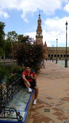 Estudiante de Arquitectura en la EINA de Zaragoza. Futbolero y zaragocista.