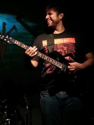 Ingeniero de audio y compositor para proyectos musicales y audiovisuales. Guitarrista de Sadic.