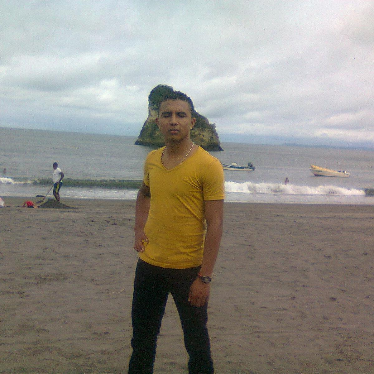 amante de mi libertad, extrovertido, con ganas de vivir cada momento de mi vida como si fuese el ultimo...