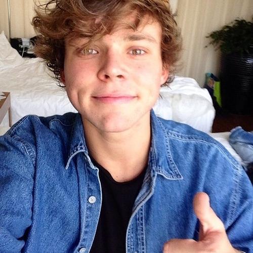 Free follow from @ImCalumHoodaf go follow me there!