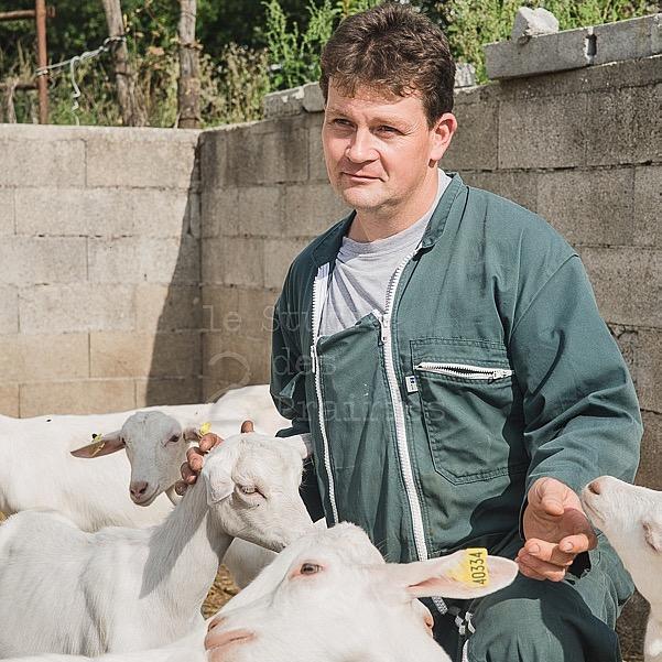 Eleveur de chèvres et de vaches aubrac à Luc-Primaube, Aveyron, Responsable national de la filiere caprine