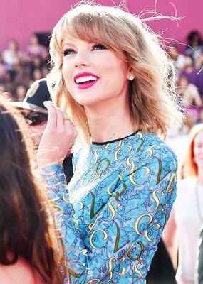 Please Taylor, come to Spain. We need it!