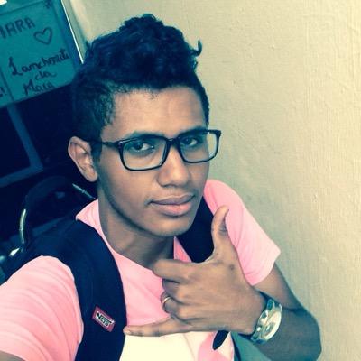 Pra viver a vida nao se precisa de muita coisa,apenas entender q muita coisa precisa da gente!
