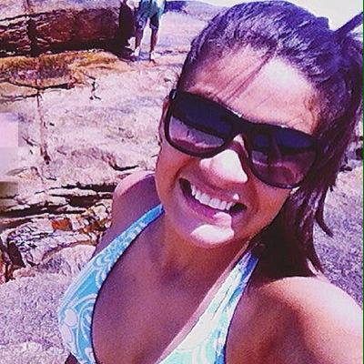Eu que vivo com a cabeça na lua, com música no ouvido e coração na boca. Não tem como me descrever aqq, por mais que eu tente, vc sempre irá valorizar oque ver.