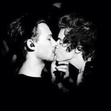 follow @singalonglarry. tysm ❤