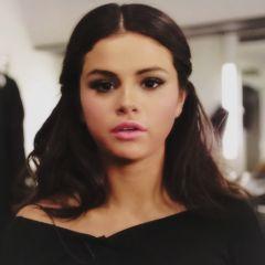 I love Ariana Grande, 1D, Ed Sheeran, Miley Cyrus, Selena Gomez, Demi Lovato, Litlle Mix, Austin Mahone, Justin BIeber, ...