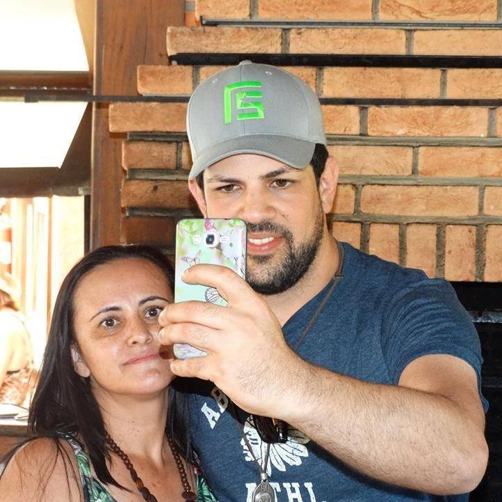 Sou confeiteira c/ muito orgulho.Minha família meu td!!Meus ídolos Fernando e Sorocaba minhas alegrias sempre....