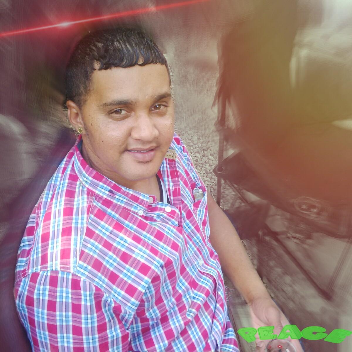 Male deejay.....likes to chill with friends and family.....Deejaying is my favourite hobby and my partime job.