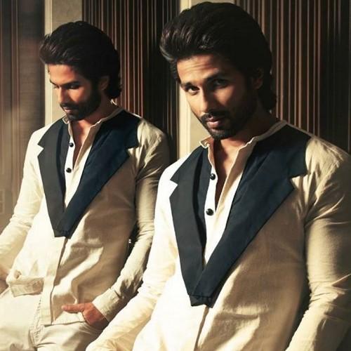 I don't think there's anybody in this world who should be required to make you feel good about yourself. Be happy on your own (Shahid Kapoor)