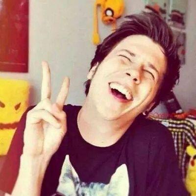 Me gusta comer *-*Dormir,escuchar música,jugar al fútbol.Idolos:Michael Jackson y Messi ♡♡