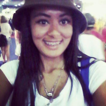 EU amo a música sem ela eu não vivo!,sou meia doida  mais divertida ,  as vezes fico triste por  bobagem mais tento me encontra na paz, tenho amigos fofos.
