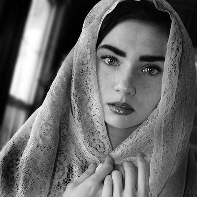 لم نختر لأحد مكانا في قلوبنا ! 
فالكلّ اختار مكانه بأسلوبه