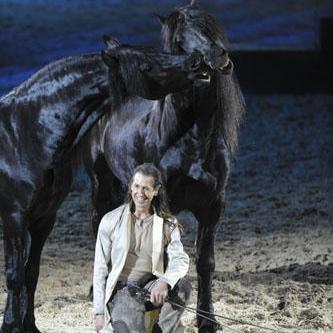 Chaque homme dans sa nuit s'en va vers sa lumière. Victor Hugo