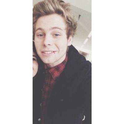 Please follow @Badlxndsftmgc and rt the link in her bio please, thank you❤️