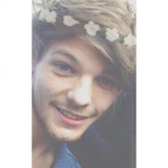 “anche il mare ci mente,lo vediamo celeste quando in realtà è trasparente.” @Louis_Tomlinson is my sunshine. |290614| follow @Daggerouis