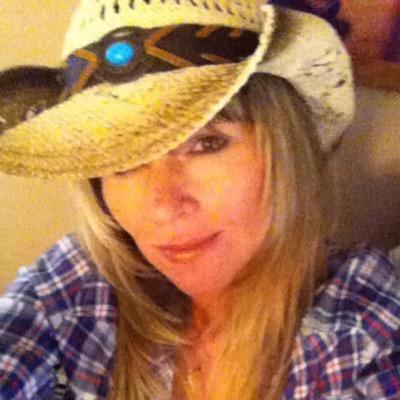 CelticMm6's profile picture. DOB April 11..fb maureen boucher mcdonald. Married ,one https://t.co/xMaJ5F3fmG girI. into music@movies. I enjoyPatron ,the beach,horses,etc..