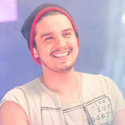 Eu, você, dois filhos e um cachorro
Um edredom, um filme com o frio de agosto
Diz aí, cê topa? @LuanSantana ♥