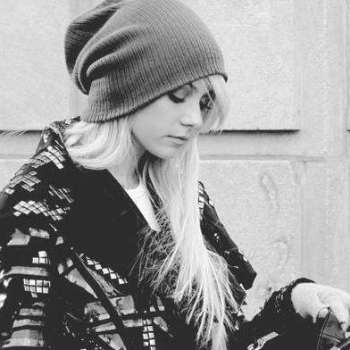 Lider de L-Vannat, Inteligente, Enigmatica,Adoro a mi hermano~ Darling I'm a nightmare dressed like a day dream