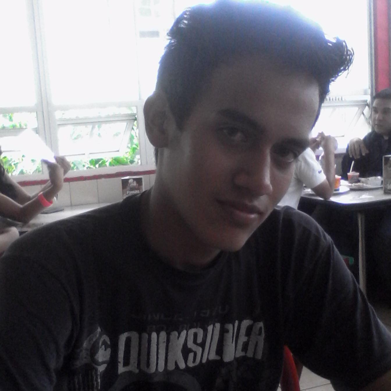 buscame en facebook como w-1910_2012@hotmail.com y tambien busca mi pagina Poesia e historias de terror