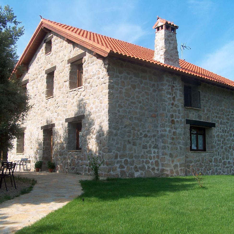 Casas Rurales El Venero complejo de turismo rural ubicado en la localidad de Navaluenga VEN A DISFRUTAR DE UN PARAJE ÚNICO EN PLENA SIERRA DE GREDOS
