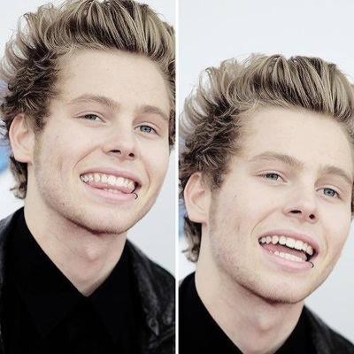 bizzle_love_15's profile picture. Luke Hemmings
michael clifford 
ashton irwin
calum hood