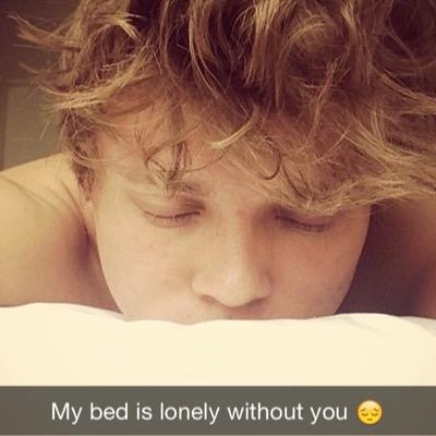 5soss_edits's profile picture. Fake tweets, text messages, facebook messages, snap chats and imagines. 
personal accounts - @mikey_pizza5sos
@AlyssaGallant9