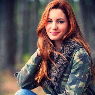 16. Francesa. Novia de Manu. Tengo una hermana gemela, Rochelle. Extrovertida, soñadora y risueña. Me encanta viajar y conocer mundo.