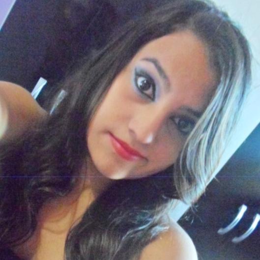 Não sei perder!!!! - mas disfarço legal.
Magoei pessoas que mereceram.
Amei pessoas que não mereciam.. Sou desconfiada, mas acabo sempre acreditando nos outros.