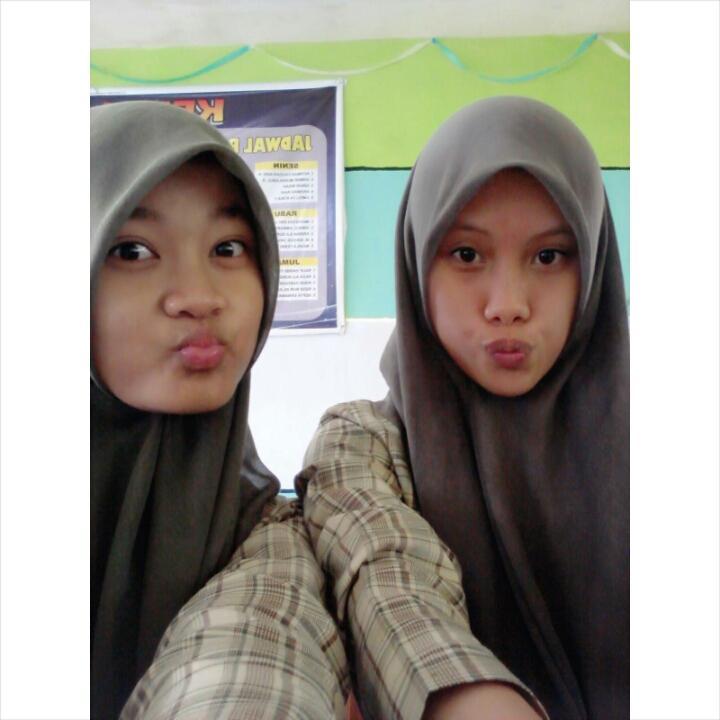 Sekolah di SMA PGRI 1 Lumajang grade 11 ips1 | ga suka nyemil | suka korea terutama snsd | takut serangga | phobia ketinggian | gue Follow Follback guee *piss*